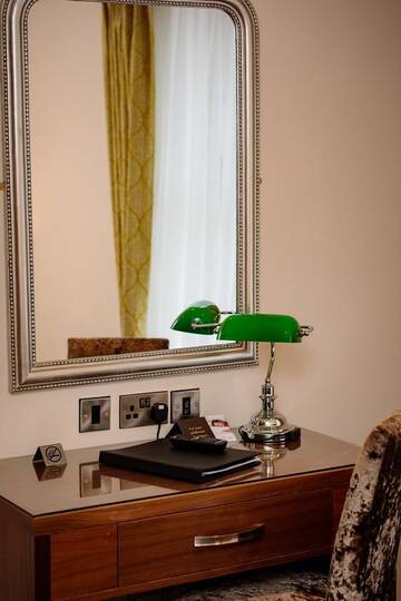 Фото номера Улучшенный двухместный номер с 1 кроватью Отель Grand Hotel Tralee г. Трали 14